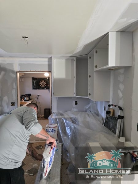 How to Decide Between Local Contractors and a Handyman